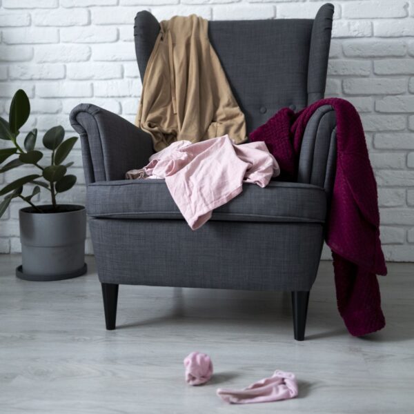 Όσοι στιβάζουν τα ρούχα σε μια καρέκλα στο υπνοδωμάτιό τους διαθέτουν 7 ιδιαίτερα χαρακτηριστικά