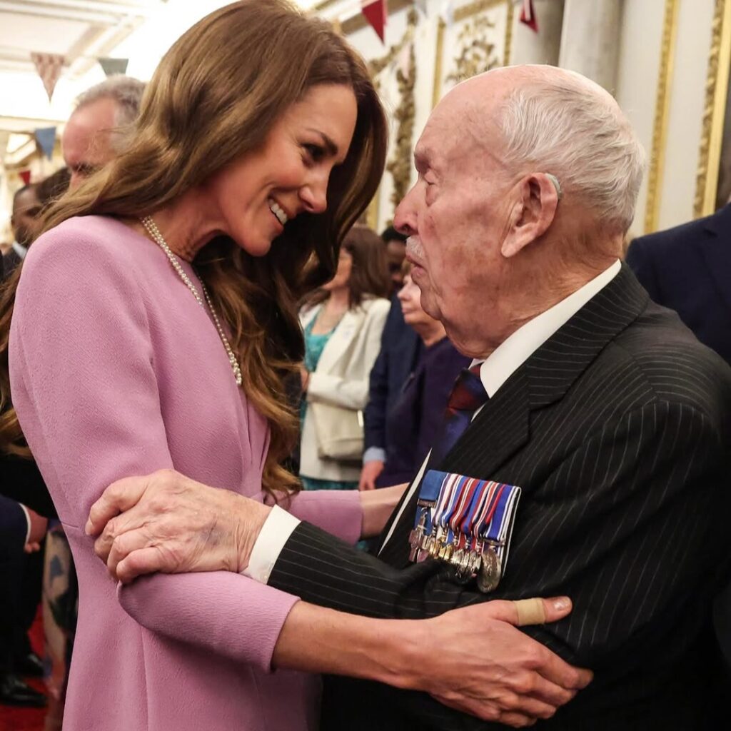 Η Kate Middleton τιμά τη βασίλισσα Ελισάβετ με ιστορικό κολιέ και το αγαπημένο της χρώμα