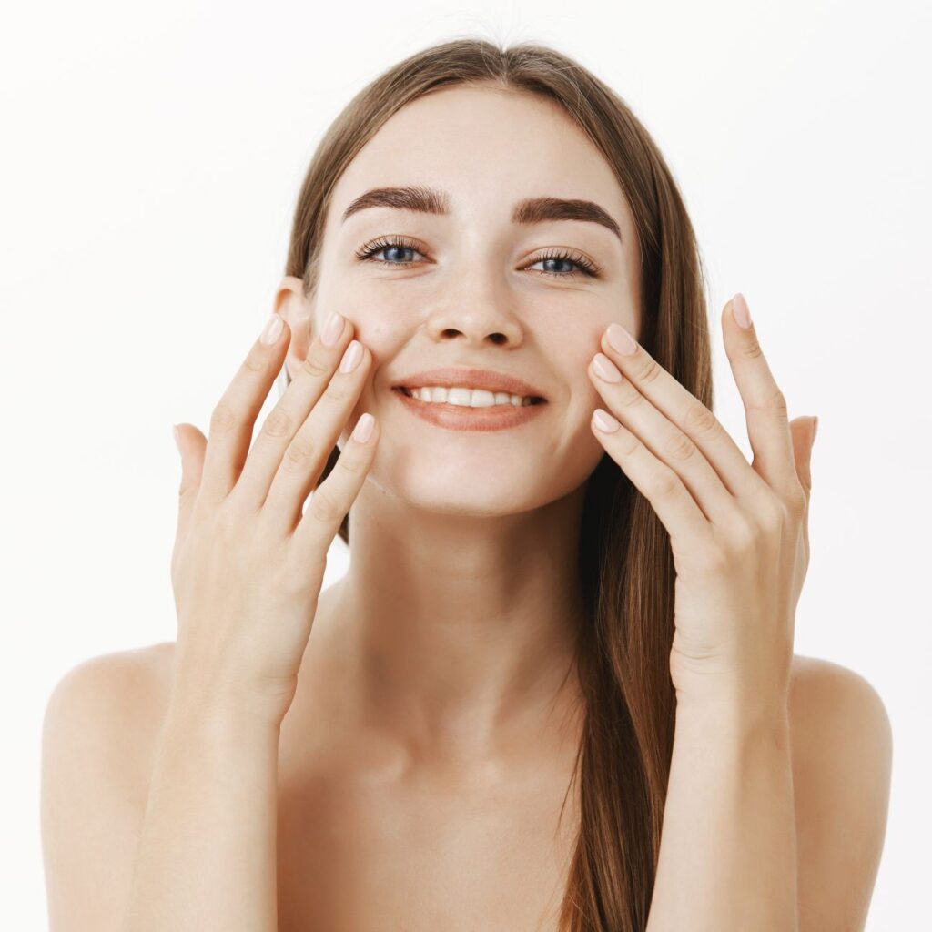 Καθαρισμός προσώπου: Tι είναι ο κανόνας 4-2-4 που χαρίζει καθαρή και φωτεινή επιδερμίδα