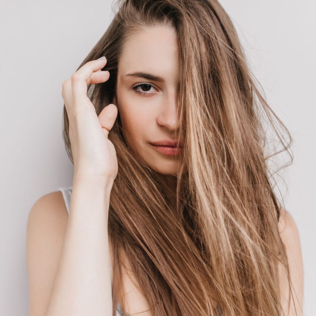 Λιπαρά μαλλιά: Οι καθημερινές συνήθειες που τα βαραίνουν χωρίς να το καταλαβαίνετε