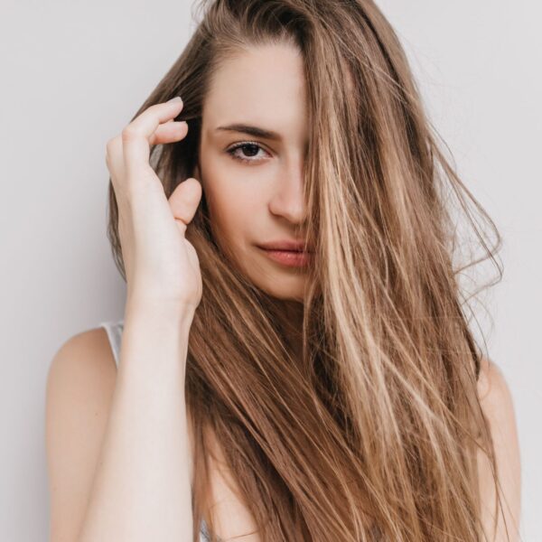 Λιπαρά μαλλιά: Οι καθημερινές συνήθειες που τα βαραίνουν χωρίς να το καταλαβαίνετε