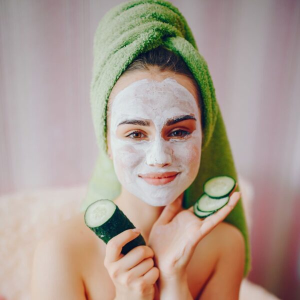 Μάσκα προσώπου: 5 φυσικές συνταγές λάμψης στο σπίτι