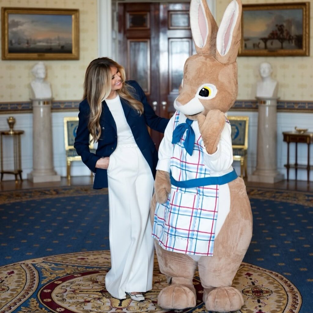 Η Melania Trump «σπάει» την παράδοση του Πάσχα στο Easter Egg Roll