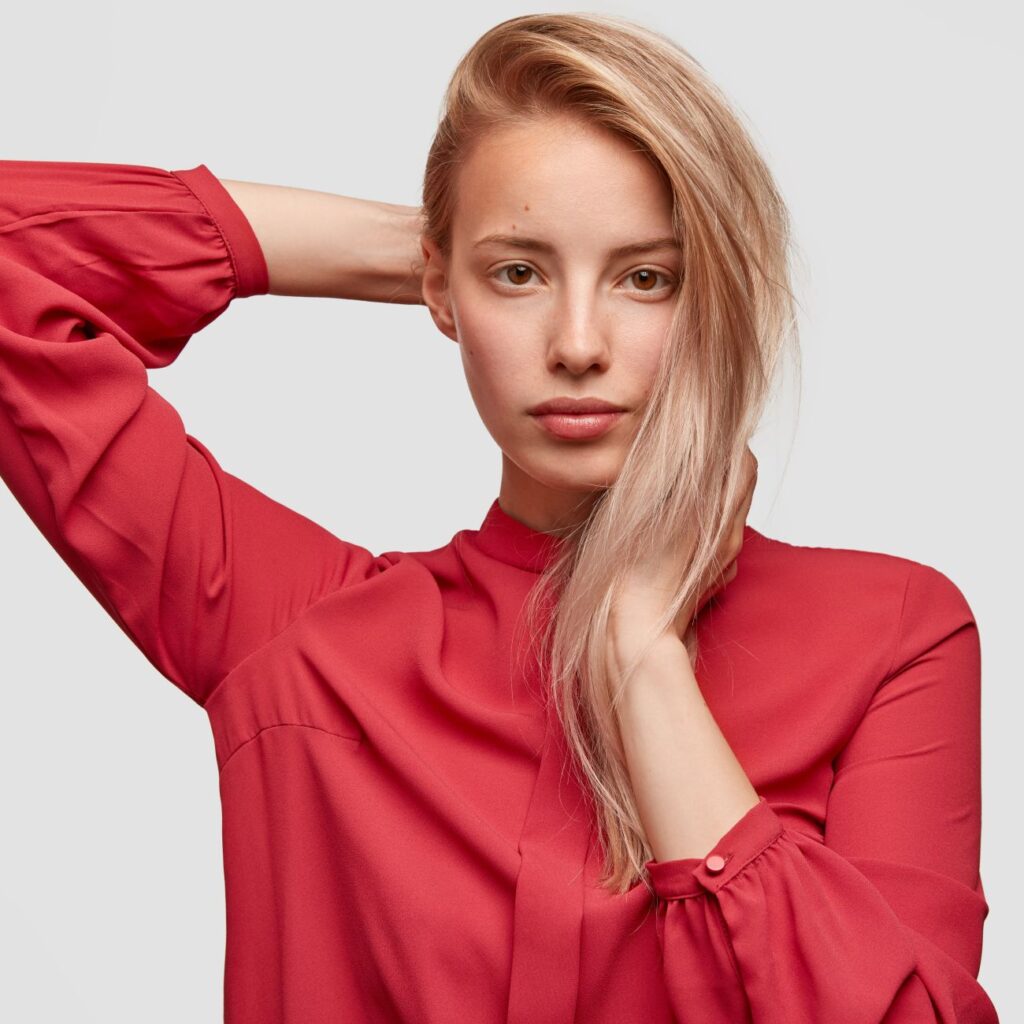 Δημοφιλές trend για τα μαλλιά μπορεί να προκαλέσει αραίωση και πρόωρο γκριζάρισμα, προειδοποιούν οι ειδικοί