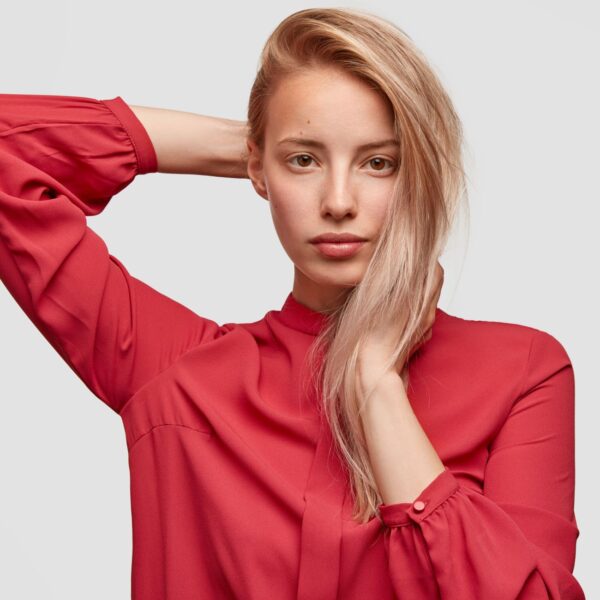 Δημοφιλές trend για τα μαλλιά μπορεί να προκαλέσει αραίωση και πρόωρο γκριζάρισμα, προειδοποιούν οι ειδικοί