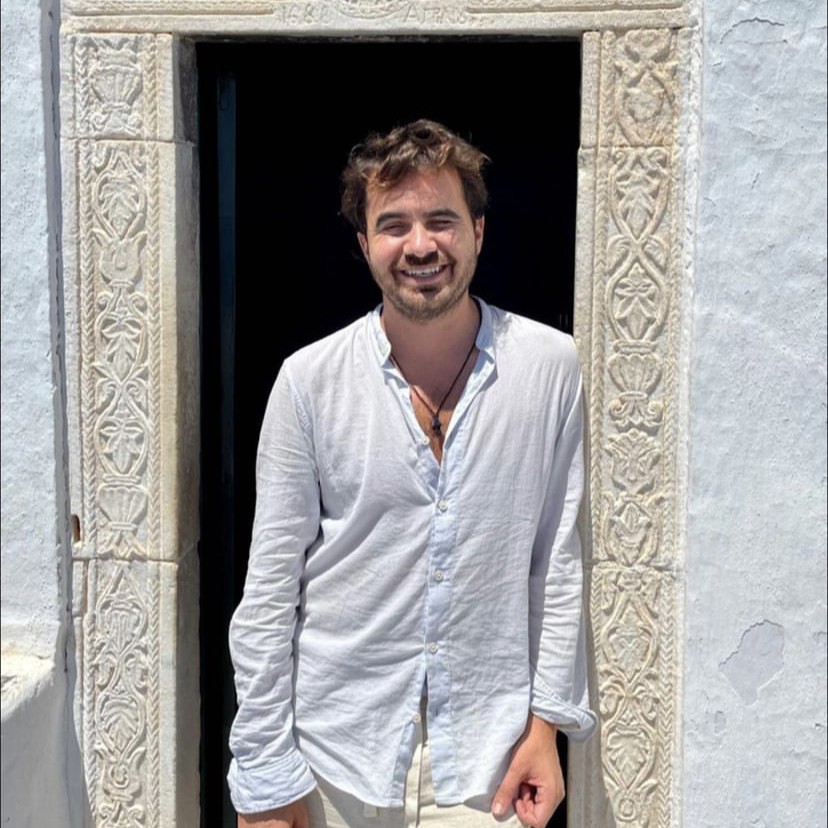 Κωνσταντίνος Παπακωνσταντίνου: Ο άνθρωπος που εμπιστεύονταν κάποιοι από τους πιο διάσημους celebrities στον κόσμο, σήμερα ζει σε μοναστήρι