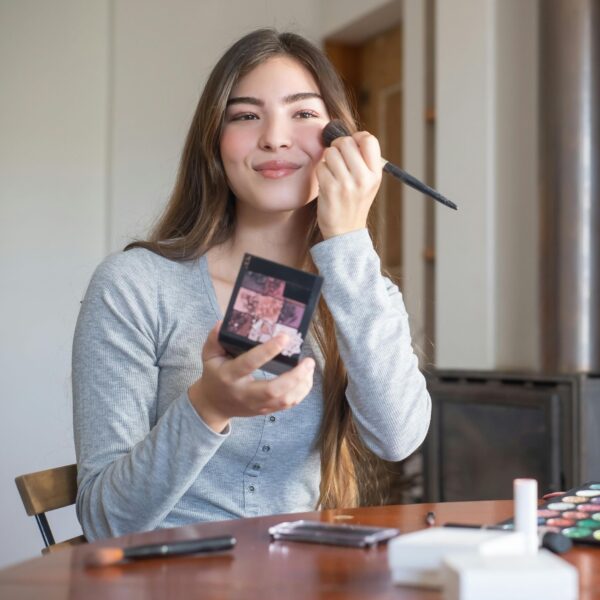 Ρουζ: Το απόλυτο προϊόν μακιγιάζ που χαρίζει φυσική λάμψη