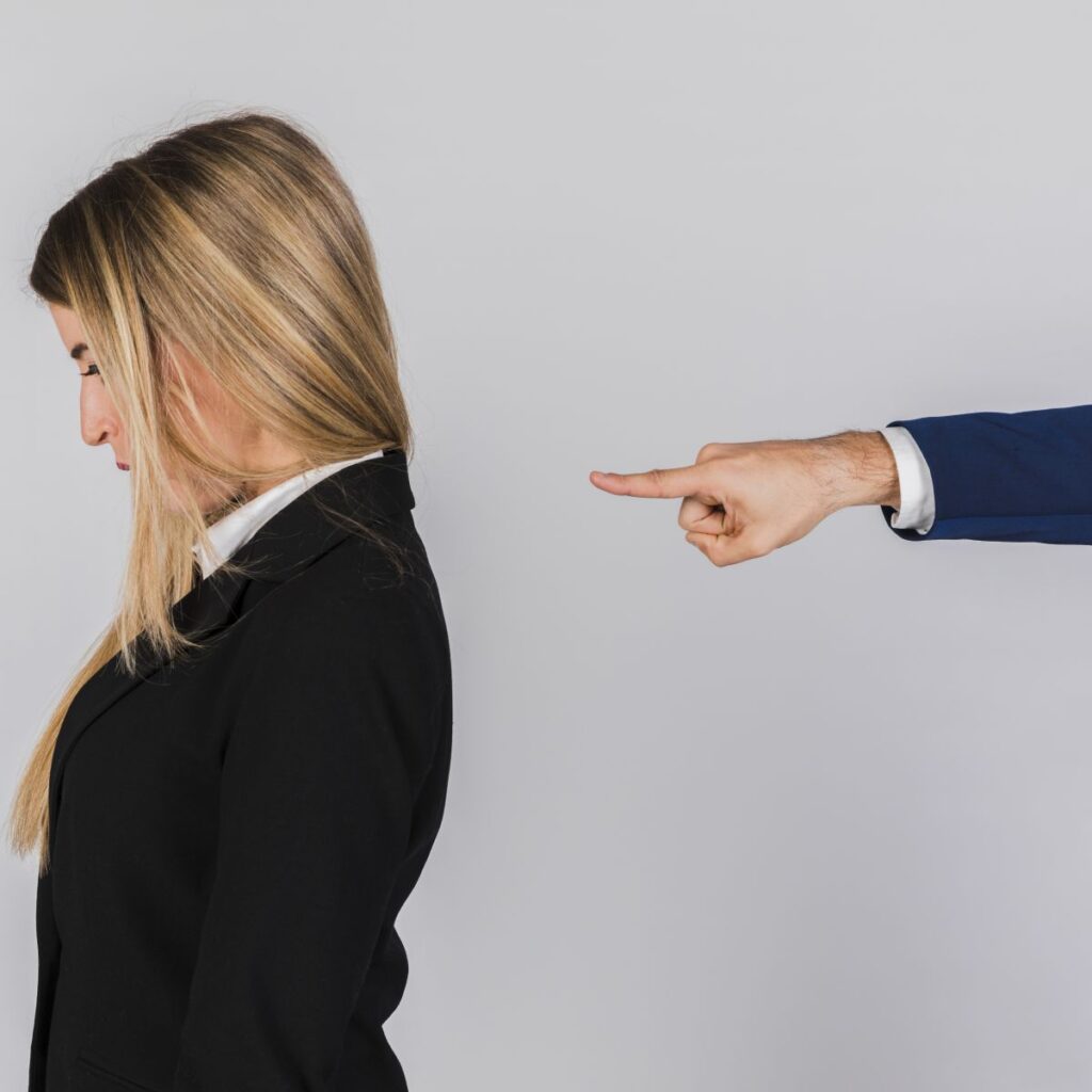 Στα μανταλάκια να κρεμάμε τα ρούχα, όχι τις ζωές των άλλων