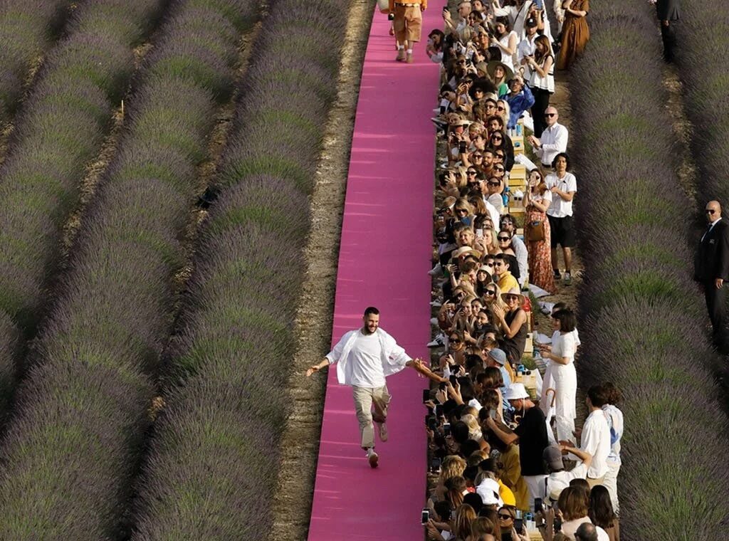 2026-Division-luxe-brand-Jacquemus-field-with-person-running-of-pink-carpet-hero-banner-desktop copy