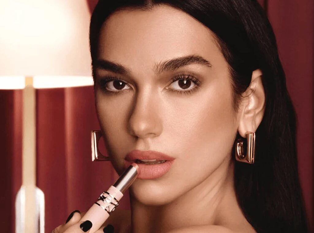 2026-luxe-division-brand-ysl-beauty-dua-lipa-applying-lipstick-hero-banner-desktop copy