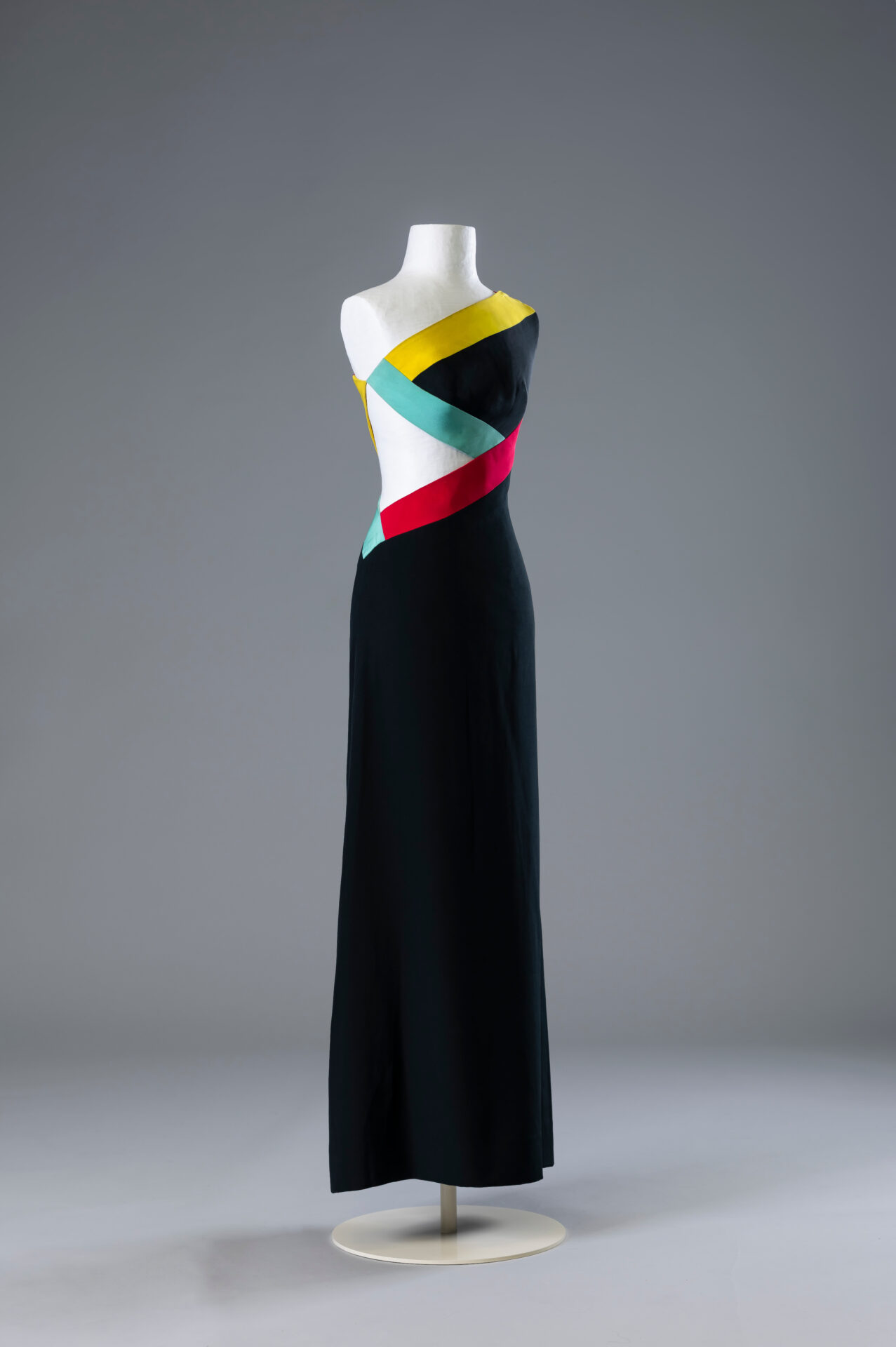 Mme_Gres_Schwarzes_Abendkleid_mehrfarbige_Einsaetze