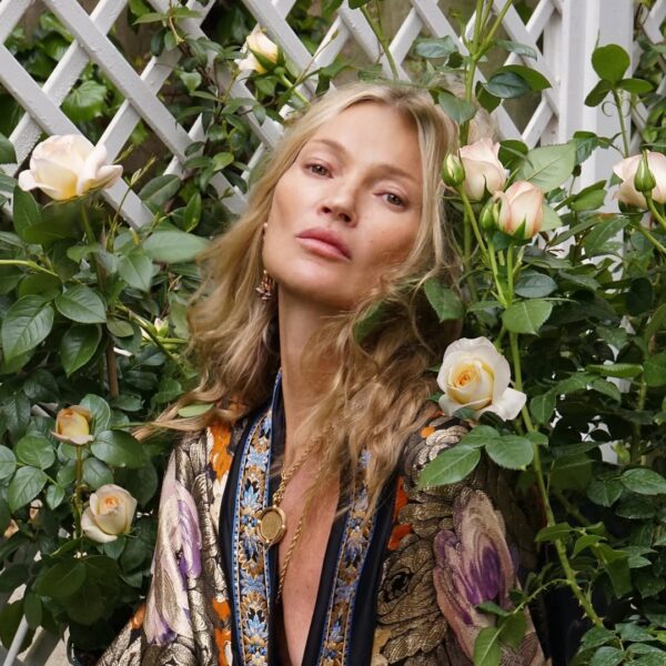 H Kate Moss έγινε τριαντάφυλλο και η ανθοκομία έγινε το νέο must της πολυτέλειας
