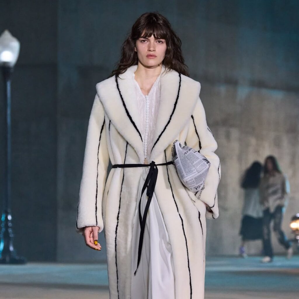 Διαβάζοντας τον Dior: Το newspaper print του Galliano παραμένει επίκαιρο