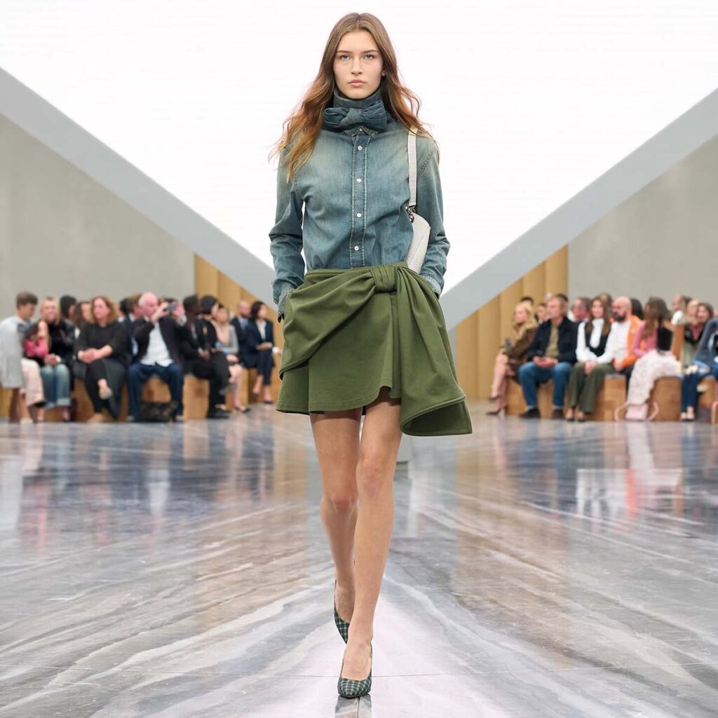Μίνι φούστες: Ο Dior τις έβαλε ξανά στο παιχνίδι κι εμείς στη ζωή μας