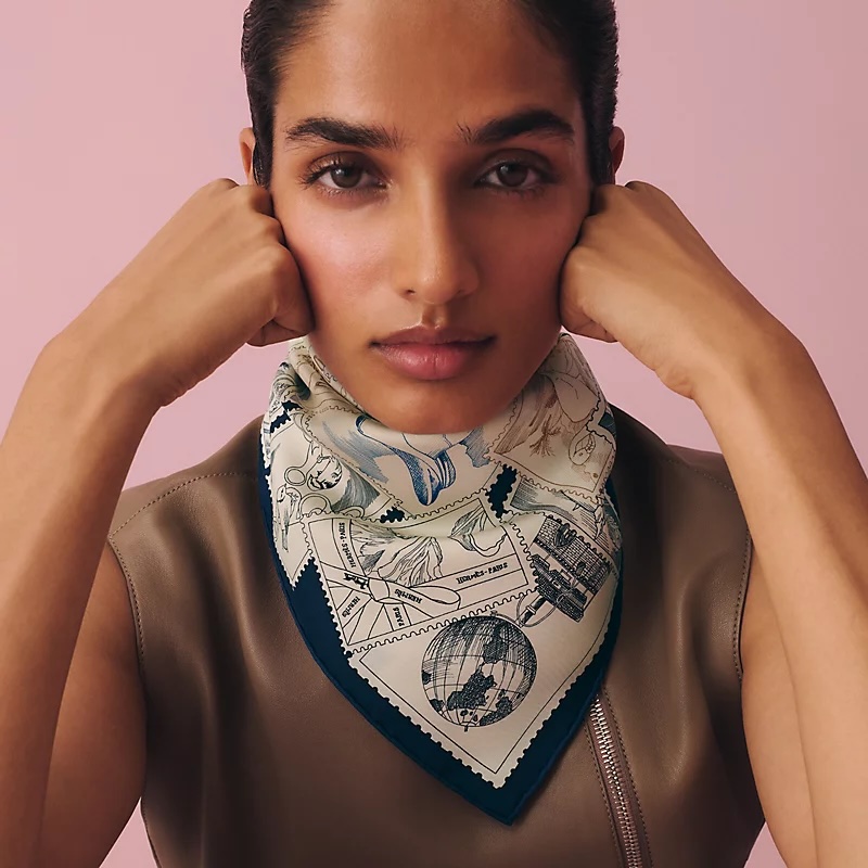 le-philateliste-du-faubourg-detail-scarf-45--894356S 08-worn-4-0-0-800-800_g copy