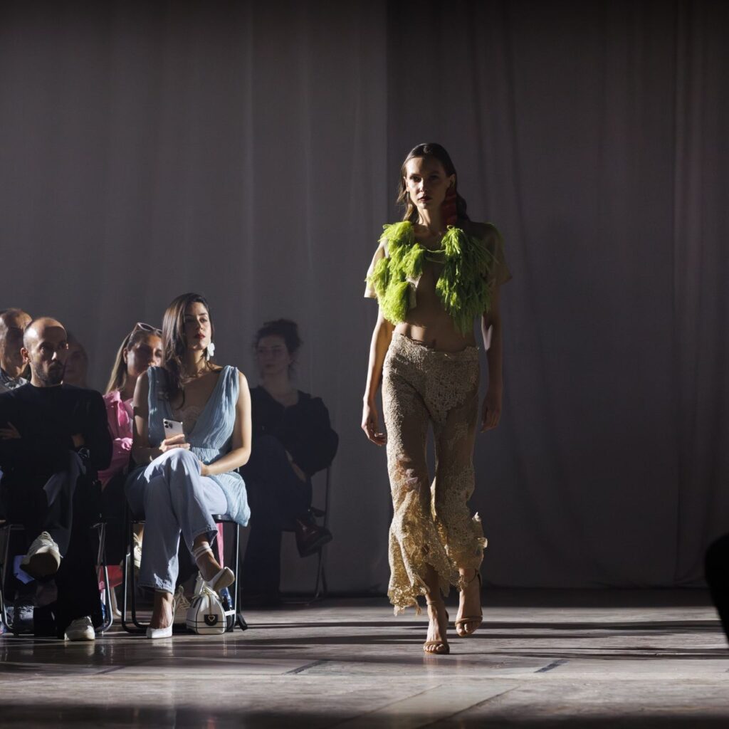 ΑΠΟΨΗ ΠΑΣΑΡΕΛΑΣ LIANA CAMBA CHIAROSCURO SS26 (3)