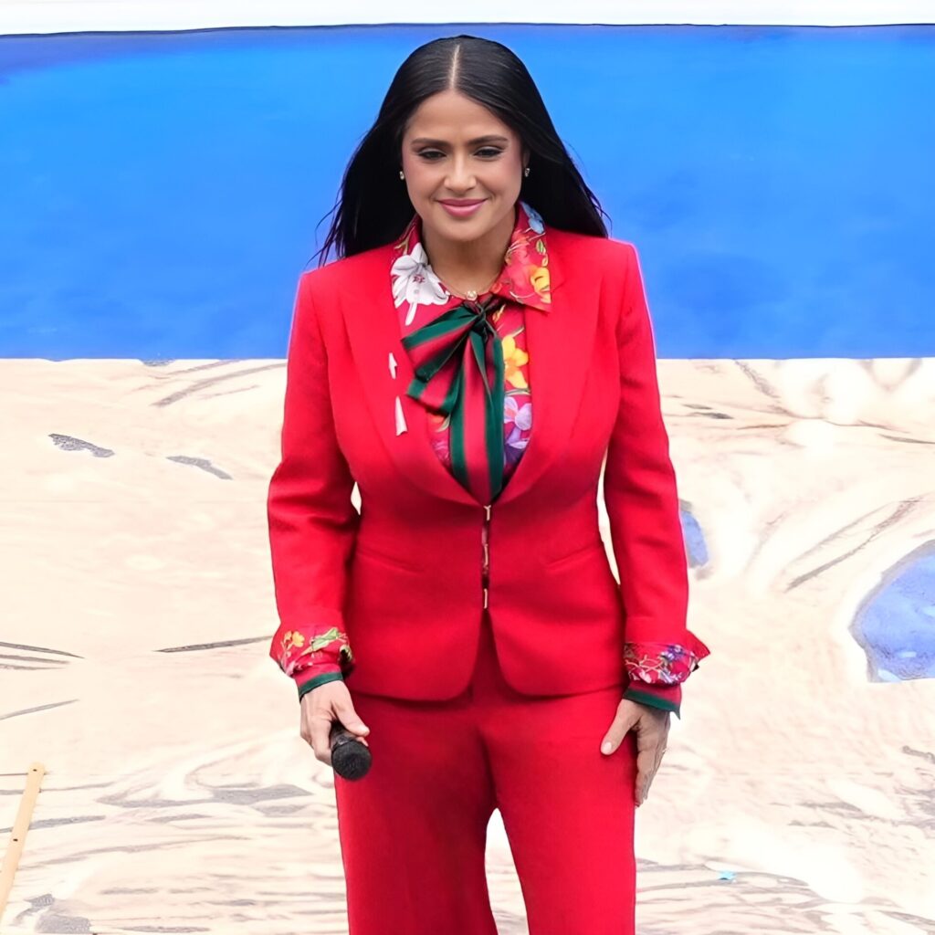 Μας άρεσε τελικά η Salma Hayek με κόκκινο κοστούμι;