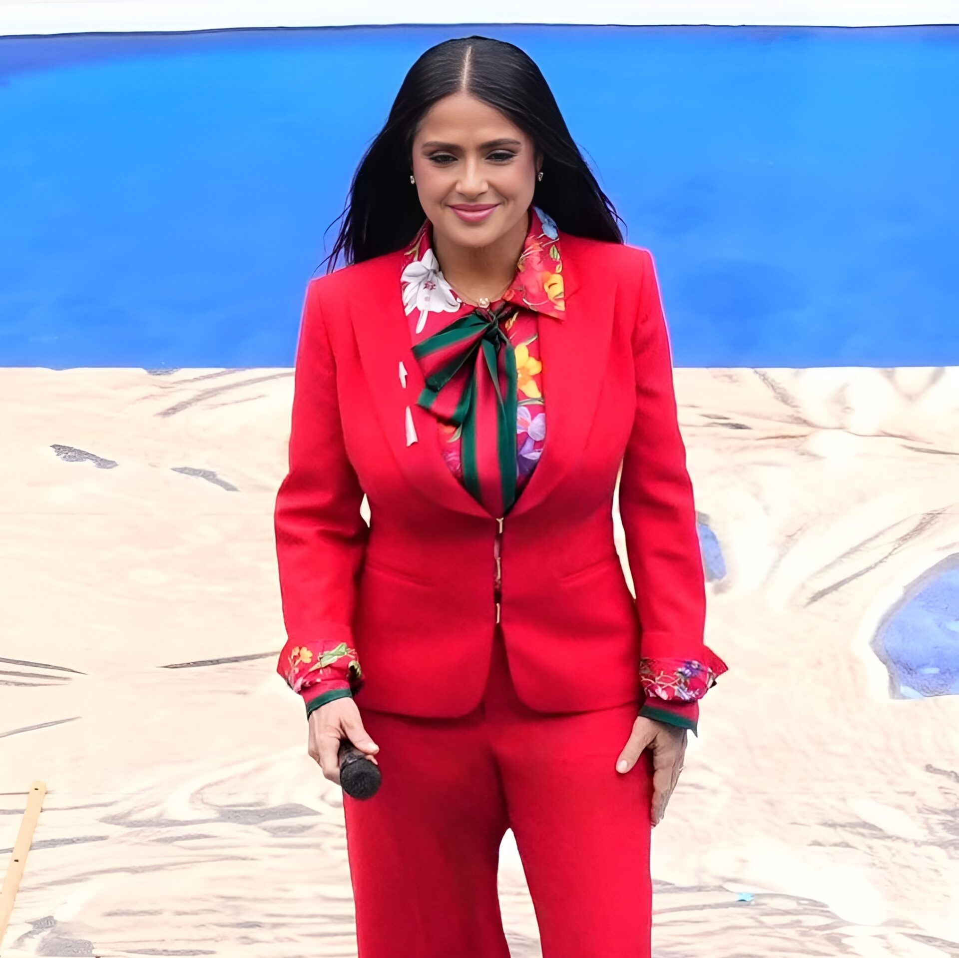 kokkino kostoumi gucci