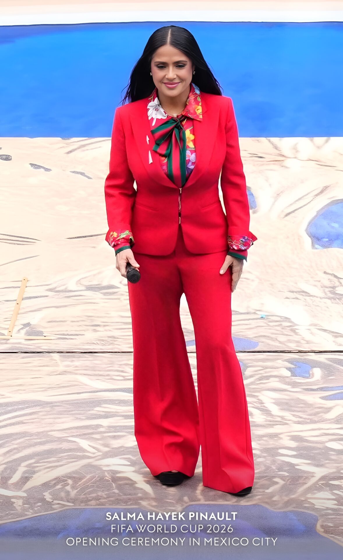 kokkino kostoumi gucci