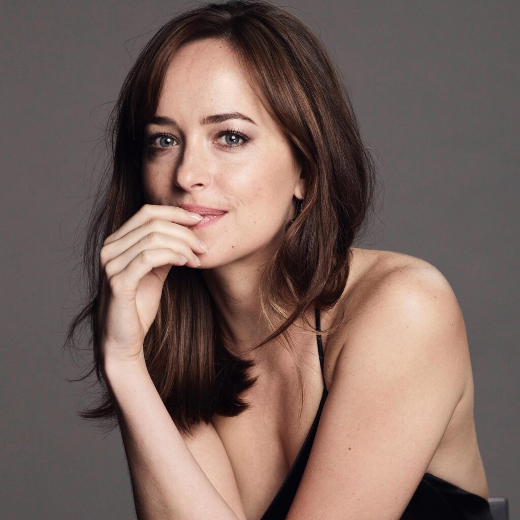 Η Dakota Johnson και ο Alexander Skarsgård γίνονται τα νέα πρόσωπα της Valentino Beauty