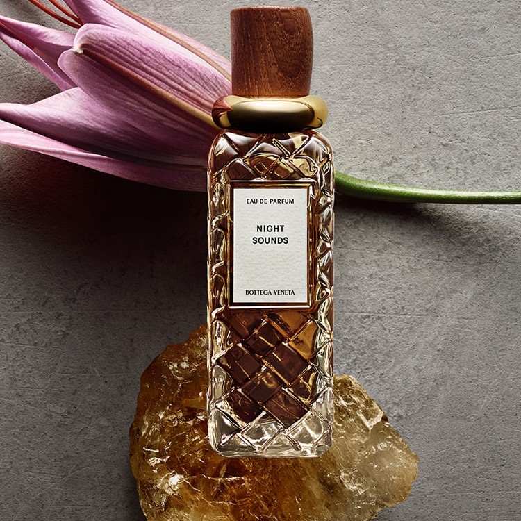 Ο οίκος Bottega Veneta επεκτείνει το αρωματικό του σύμπαν με τη συλλογή “Alta”