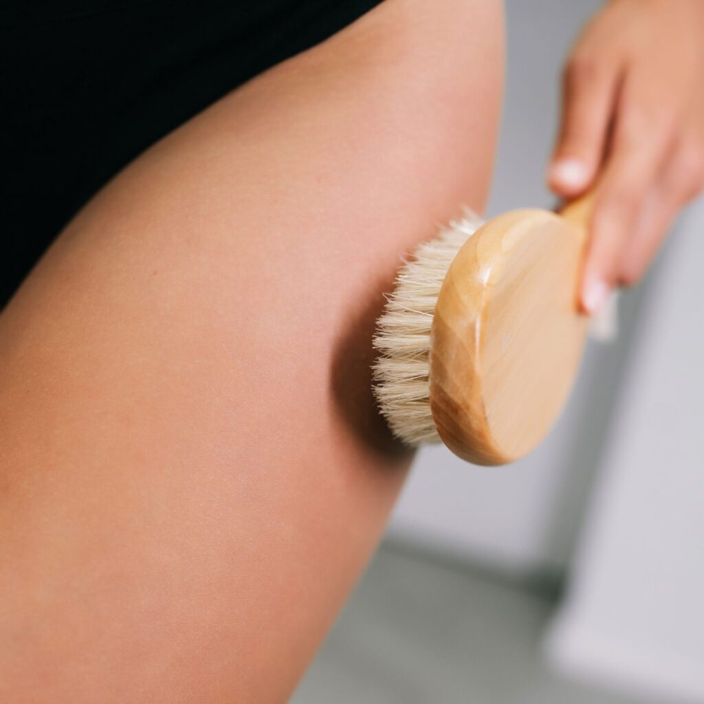 Dry brushing: Τα 7 σημεία του σώματος που χρειάζονται στεγνό βούρτσισμα και πώς να το κάνετε σωστά