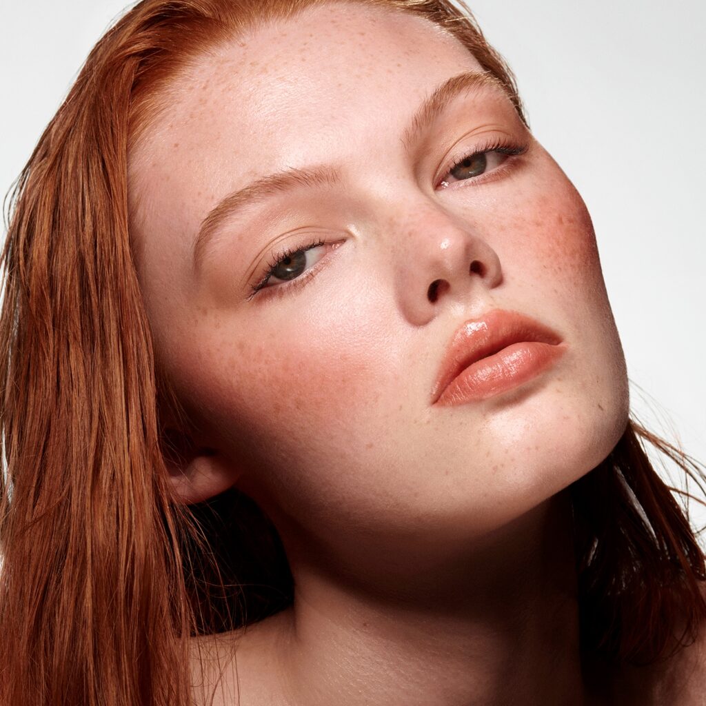 Stick blush: 4 νέα νέα ρουζ σε στικ για φυσικό χρώμα και λάμψη στα ζυγωματικά