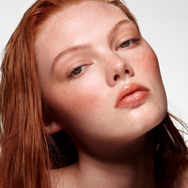 Stick blush: 4 νέα νέα ρουζ σε στικ για φυσικό χρώμα και λάμψη στα ζυγωματικά