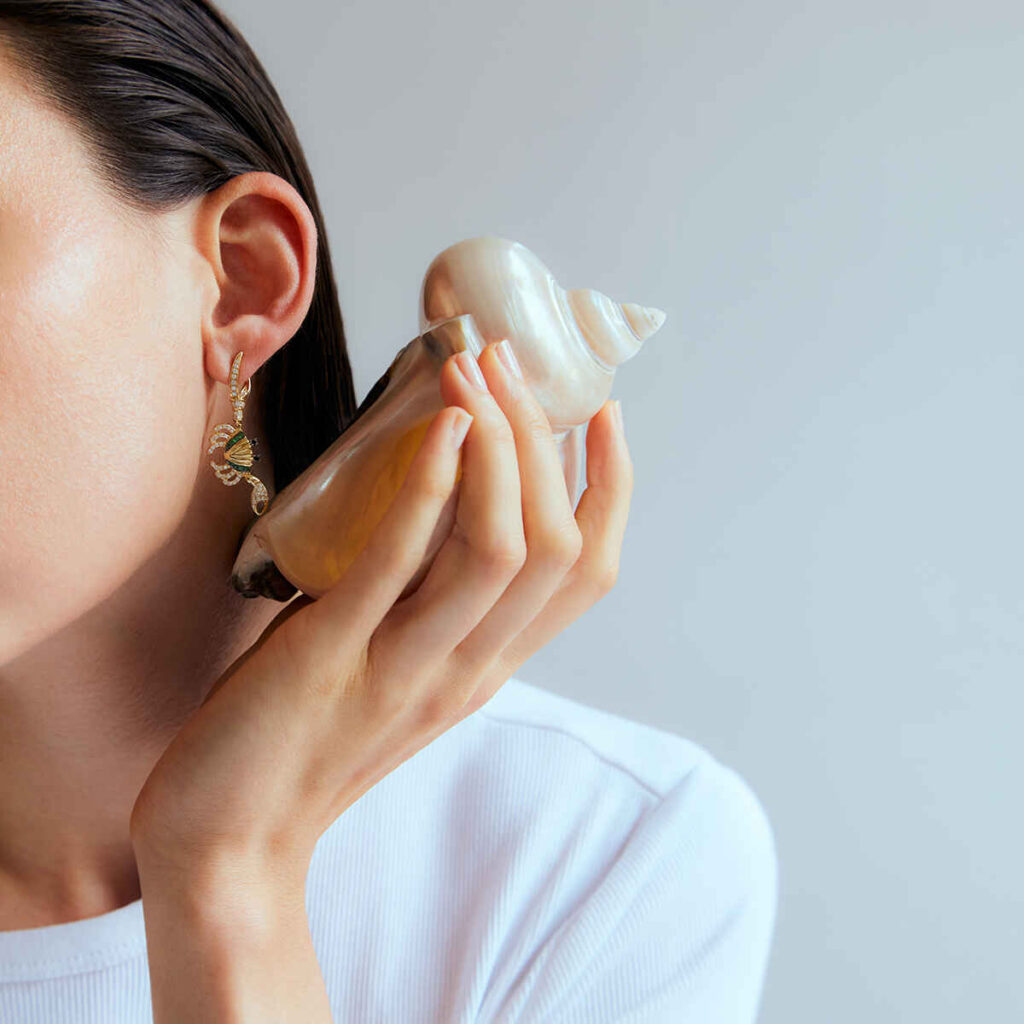 Όταν το fine jewelry συναντά το parisian cool: Η Yvonne Léon στον SERKOS