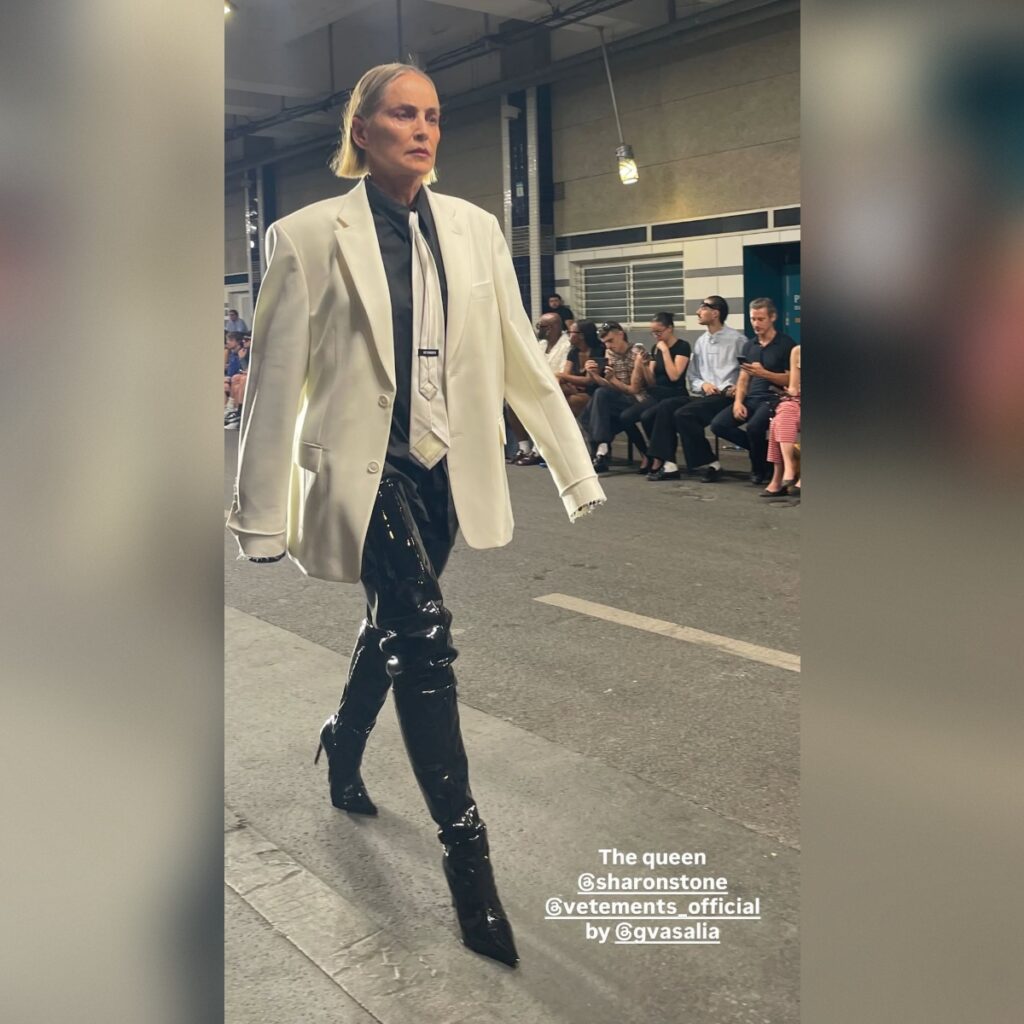 Eπιστροφή της Sharon Stone στην πασαρέλα μετά από 33 χρόνια στο show Vetements