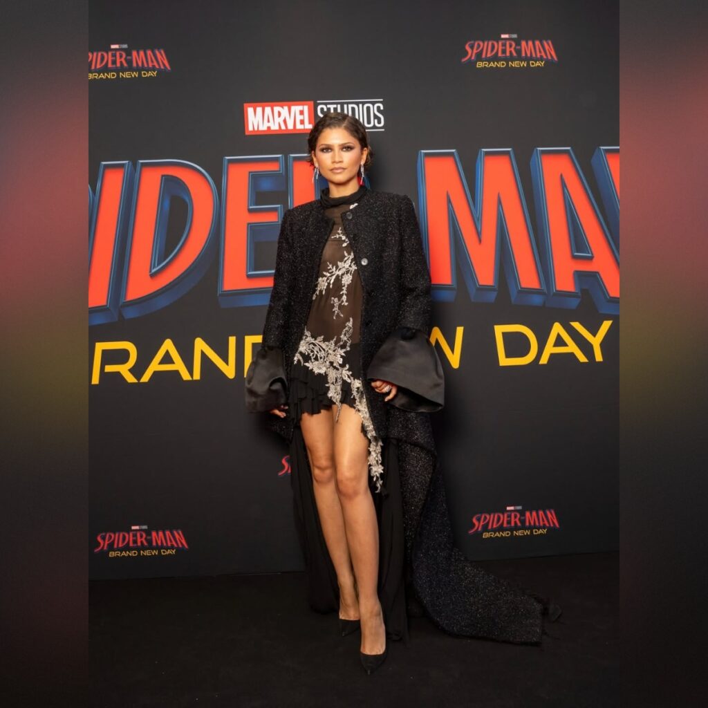Zendaya: Σαγηνευτική εμφάνιση με σύνολο McQueen στο κόκκινο χαλί για τη νέα ταινία Spider-man