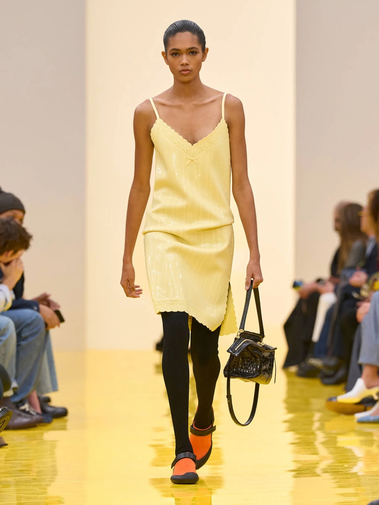 LOEWE_FW26_WW_SHOW_RUNWAY_LOOK_01_FRONT_RGB_CROPPED_3x4_01 copy