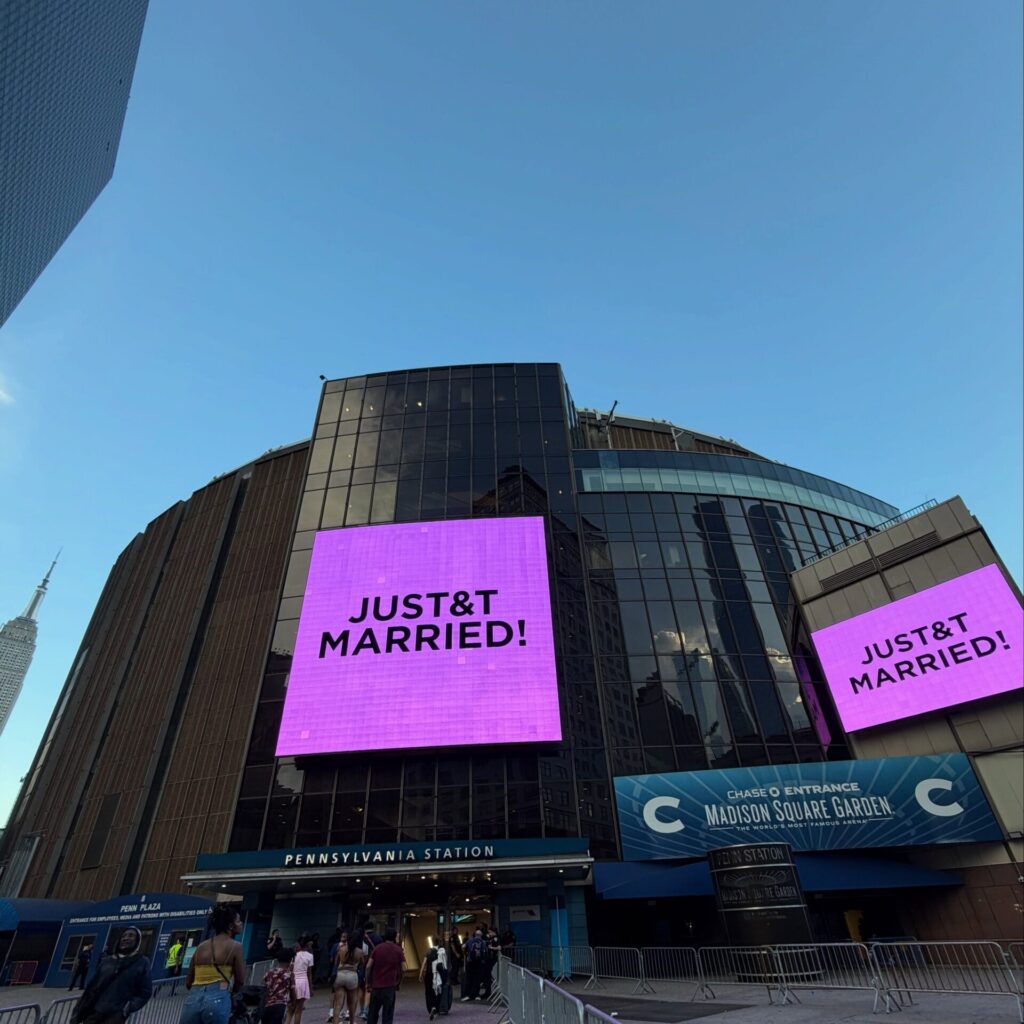 Η Taylor Swift παντρεύτηκε και το μάθαμε από ένα billboard