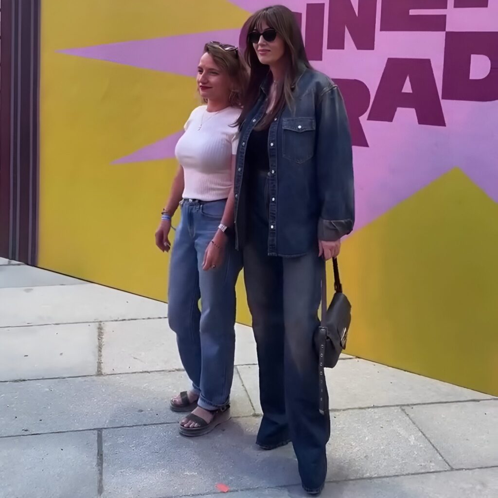 Η Monica Bellucci με total denim look στο Παρίσι