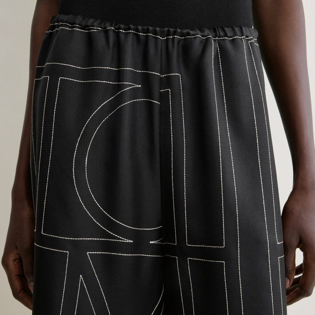TOTEME_ECOM_SEASONAL_BOTTOMS_PF26_263-WRB0422-FB0704-001_MONOGRAM_SILK_PJ_CULOTTES_BLACK__2072_E copy