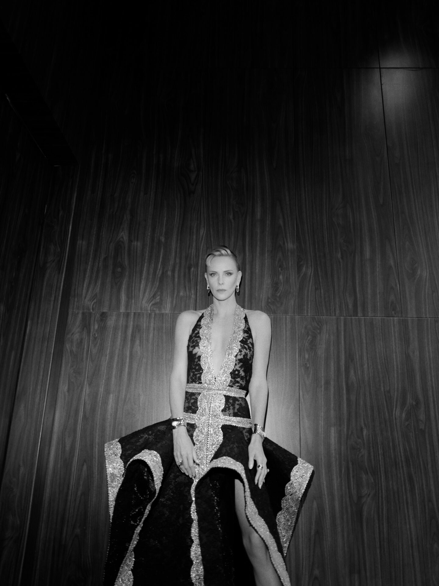 charlize-theron-givenchy-pekino