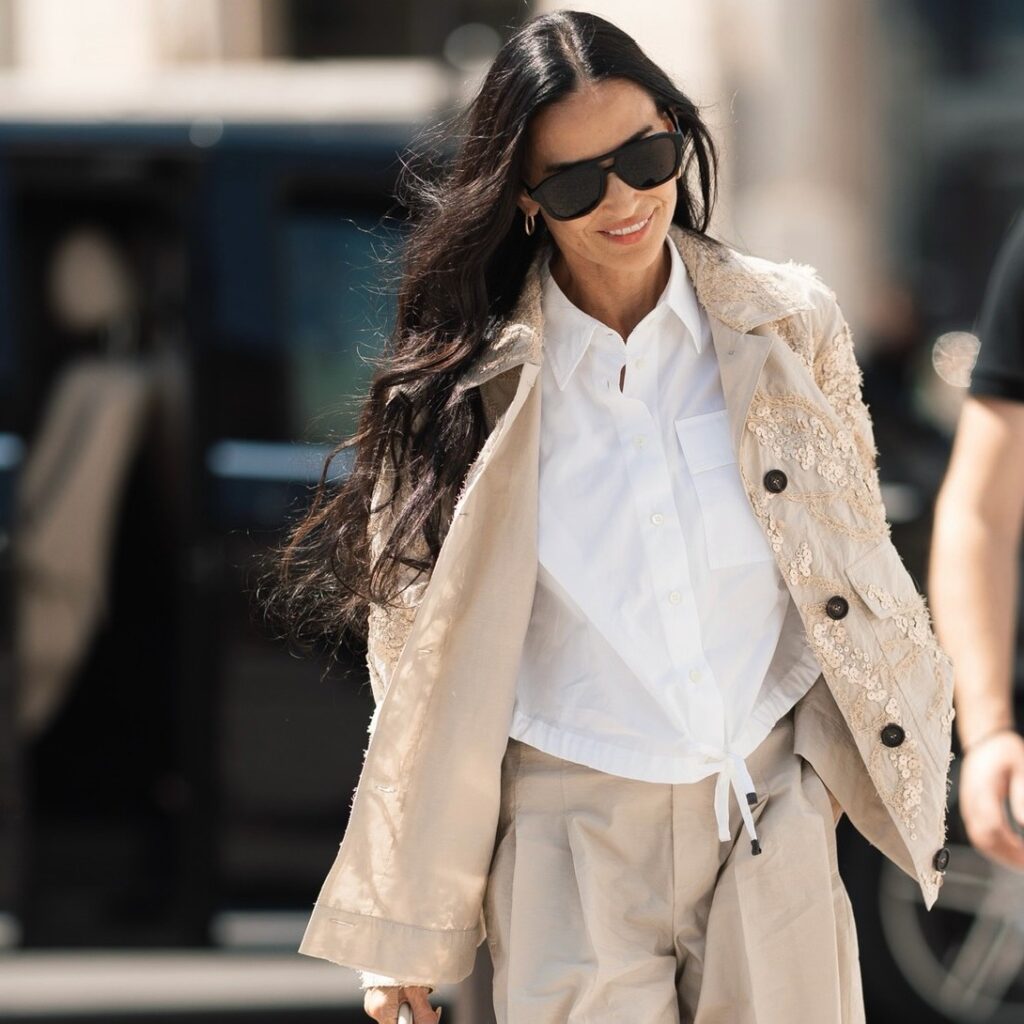 Η Demi Moore ψηφίζει neutrals: Η διαχρονική δύναμη των ουδέτερων αποχρώσεων σε ένα σύγχρονο city look