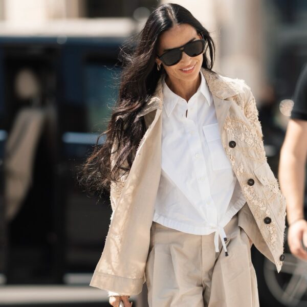 Η Demi Moore ψηφίζει neutrals: Η διαχρονική δύναμη των ουδέτερων αποχρώσεων σε ένα σύγχρονο city look