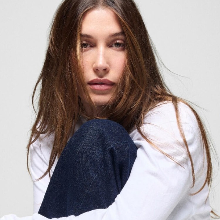 Η Hailey Bieber υπογράφει τα νέα denim της Gap και επαναφέρει τη γοητεία των ’90s