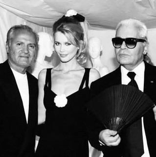 Claudia Schiffer, Naomi Campbell και Donatella Versace τίμησαν τη μνήμη του Gianni Versace
