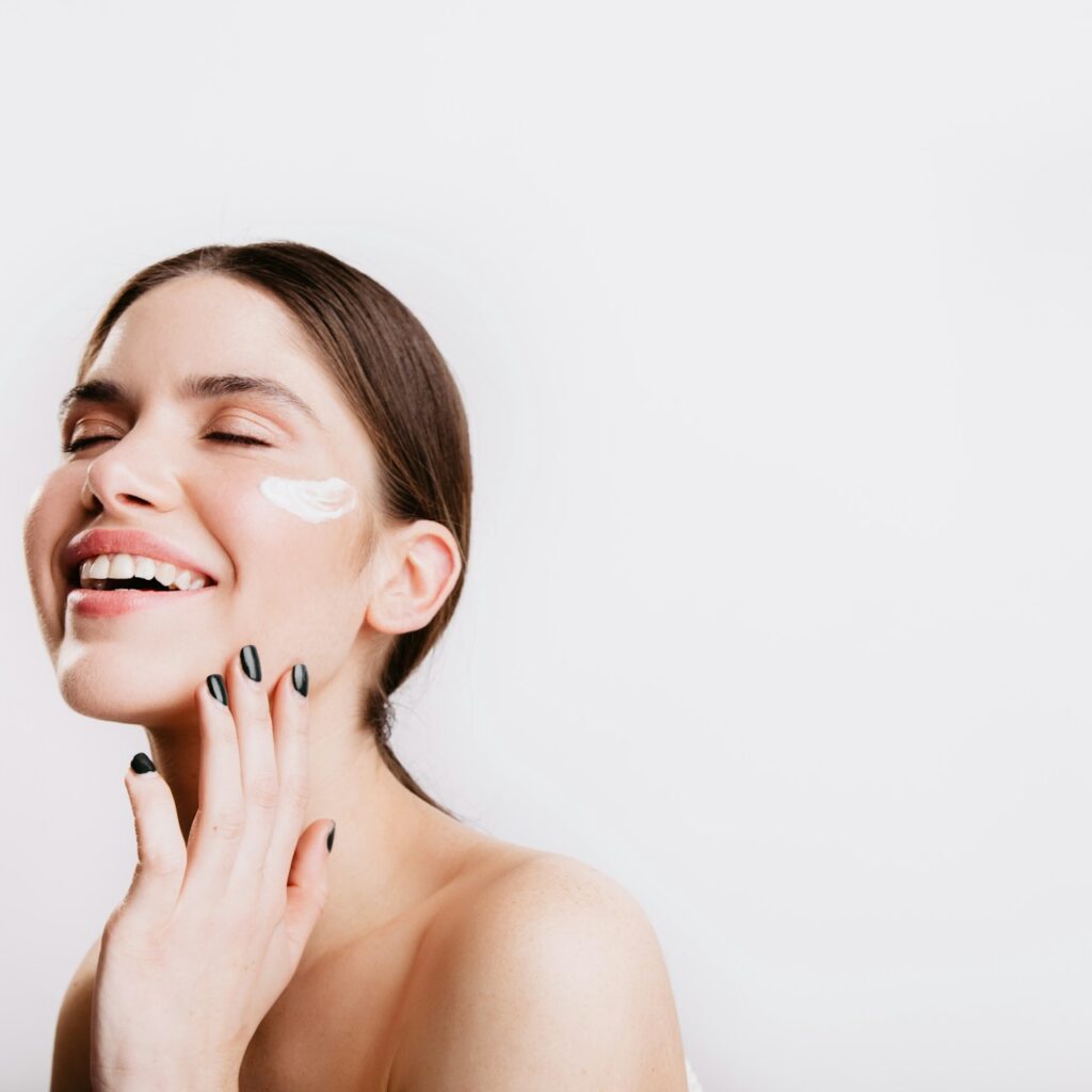 Η 10λεπτη skincare ρουτίνα για λαμπερή επιδερμίδα όλο το καλοκαίρι