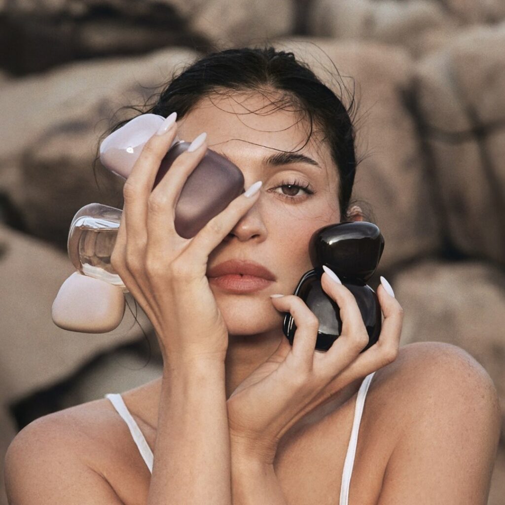 Kylie Jenner: Η νέα συλλογή αρωμάτων Mood Stone “ακούει” τη διάθεση μας