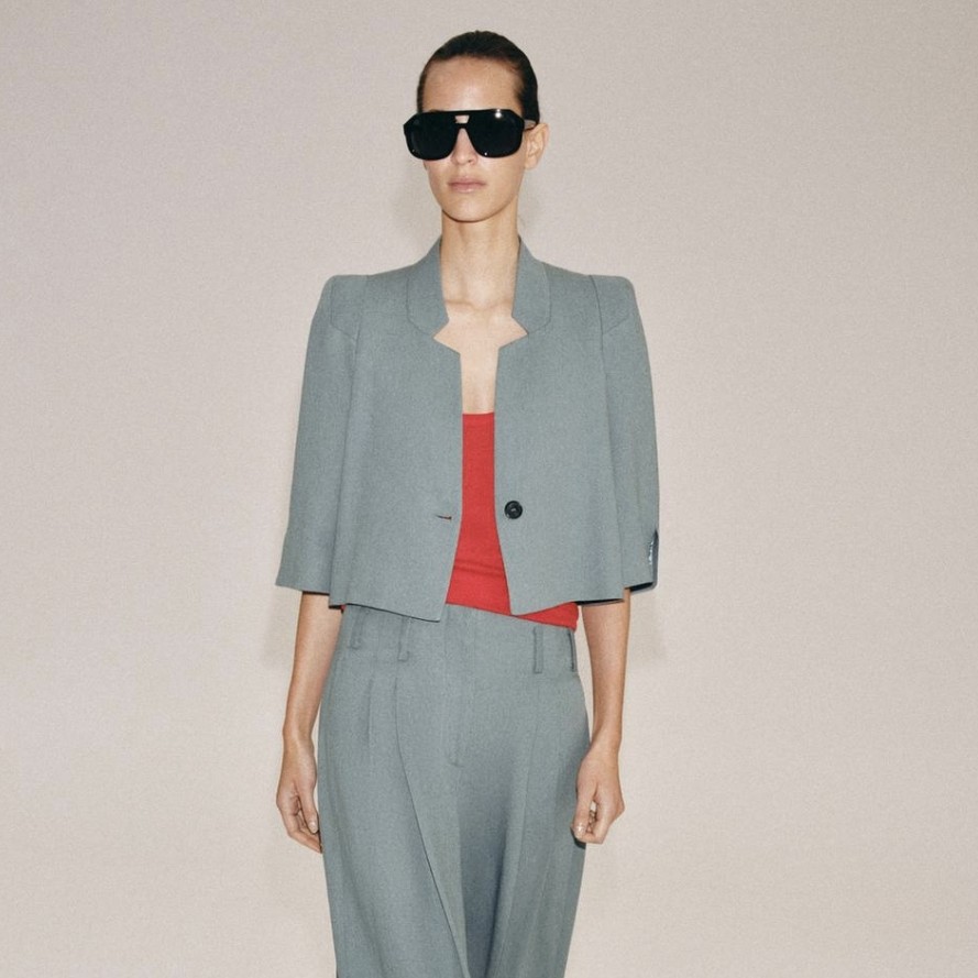 Το λινό κοστούμι από το Zara που δείχνει stylish όλες τις ώρες