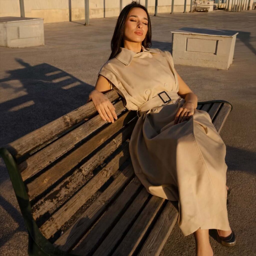 Φόρεμα ή trench coat; Η Μάρω Φρουζάκη δεν μας ζητά να διαλέξουμε