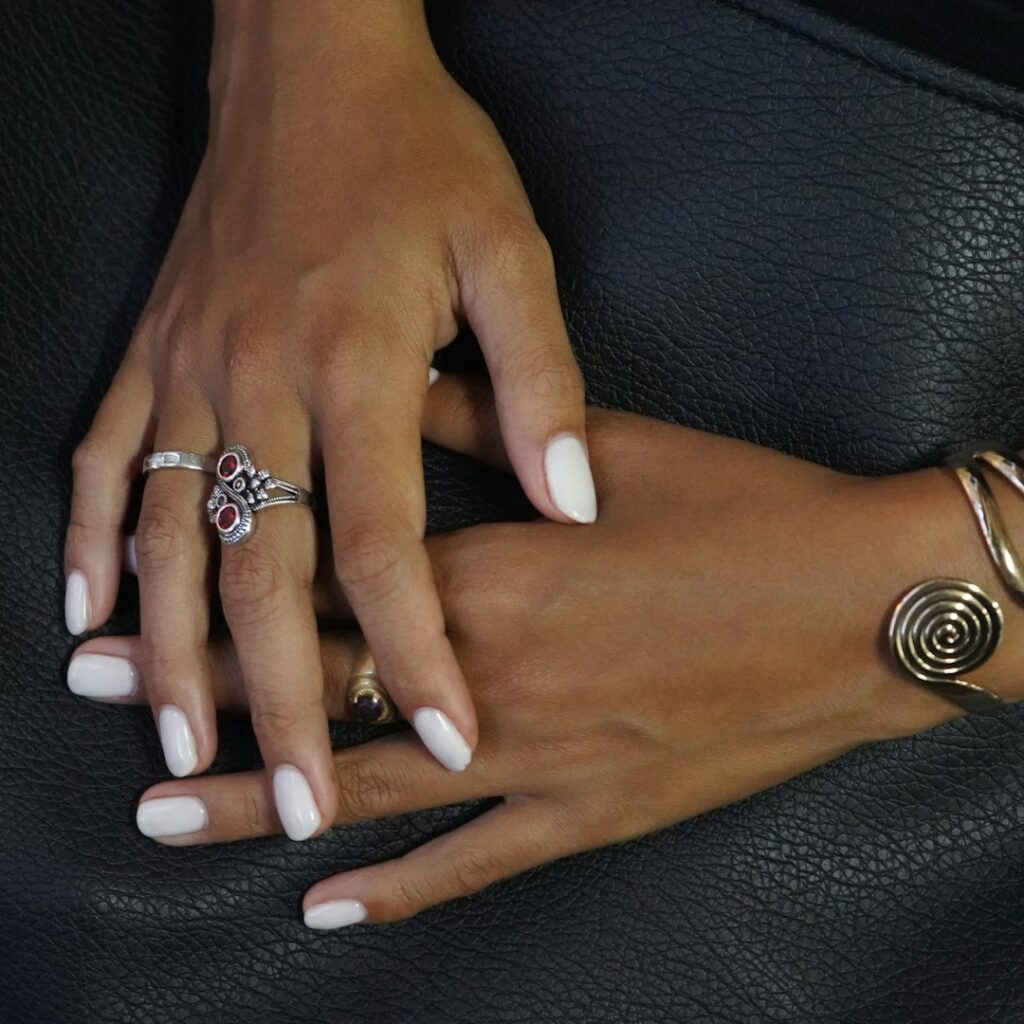 Coconut Latte Nails: Το καλοκαιρινό μανικιούρ που κάνει το μαύρισμα να δείχνει πιο φωτεινό