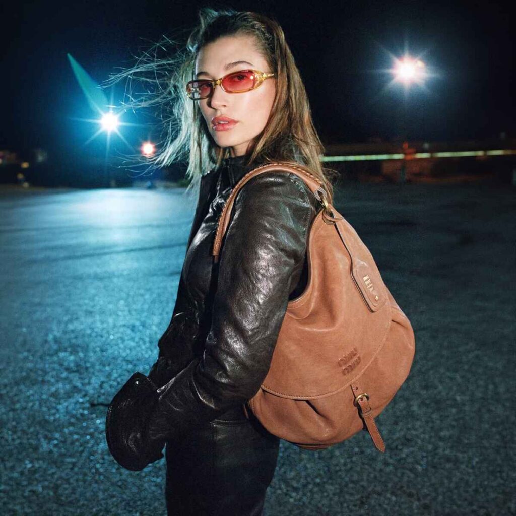 Η Hailey Bieber πρωταγωνιστεί στην φθινοπωρινή καμπάνια Miu Miu
