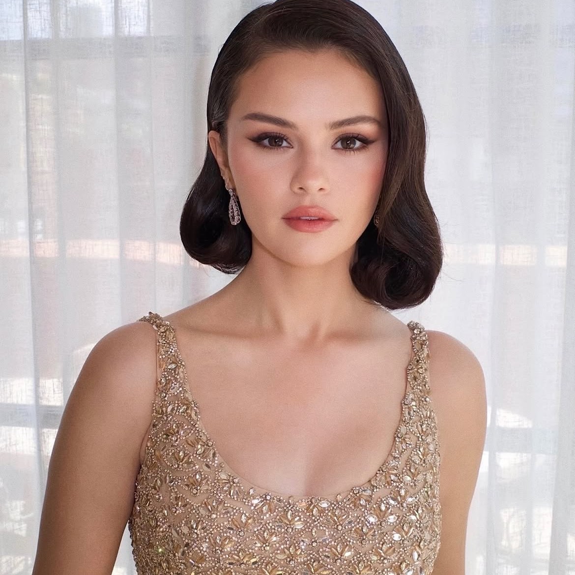 selena_gomez_oscar_de_la_renta_taylor_swift_wedding (3)