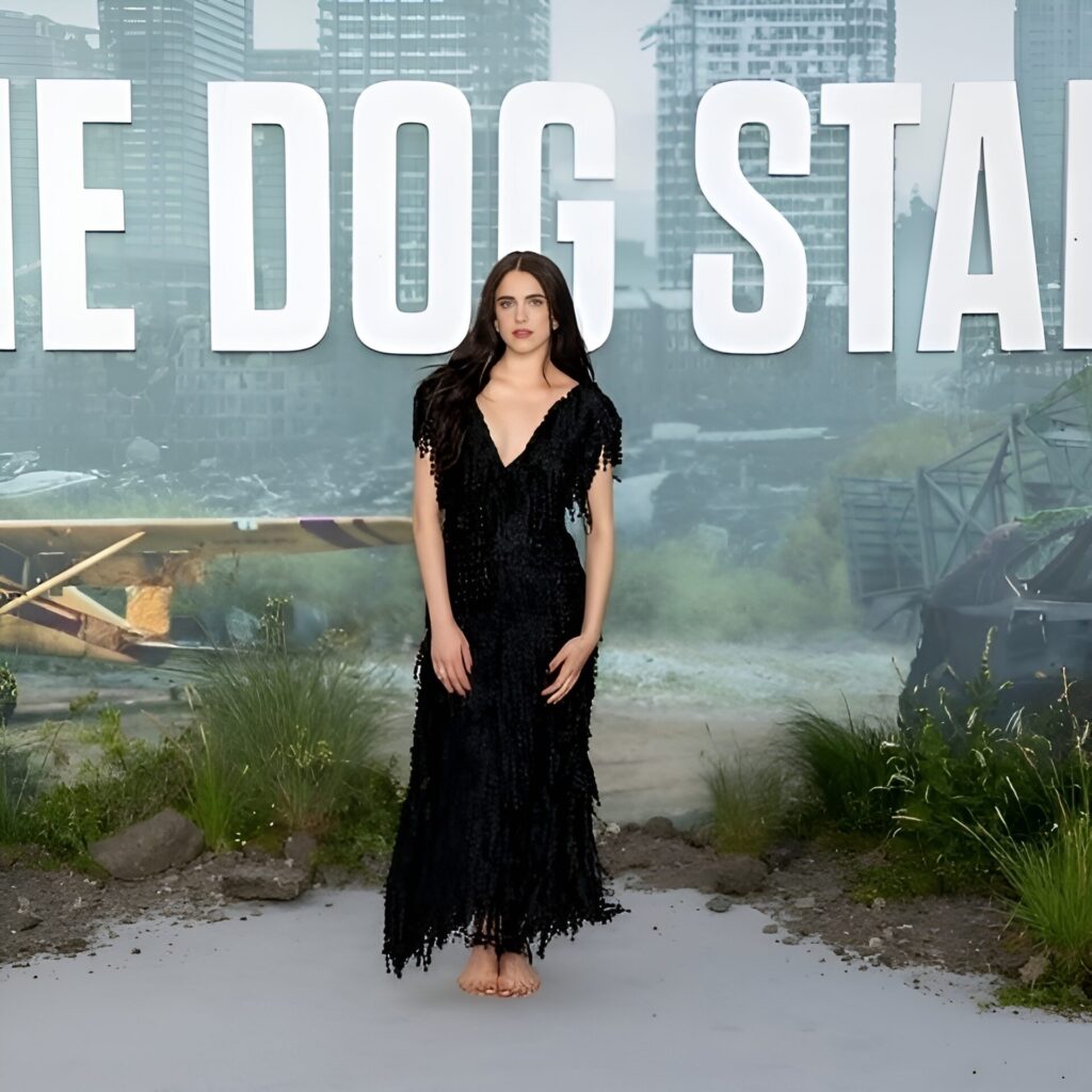 Η Margaret Qualley και τα “γυμνά” παπούτσια της Chanel