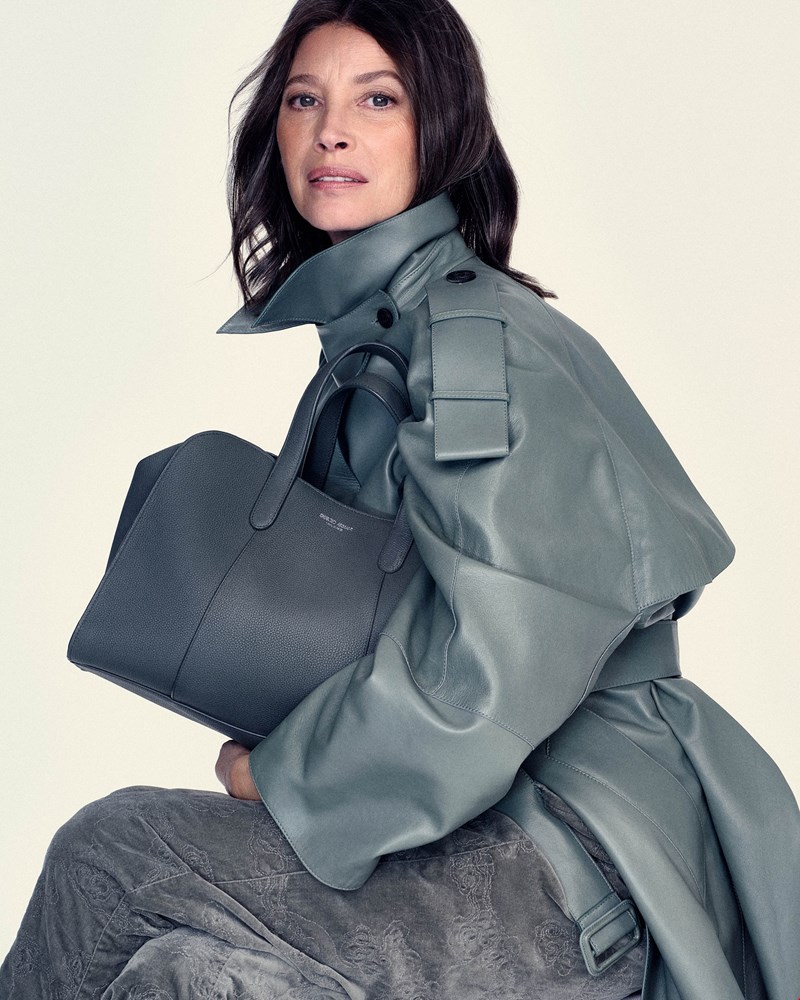 Η Christy Turlington επιστρέφει στον Armani μετά από 30 χρόνια – Και δείχνει καλύτερη από ποτέ