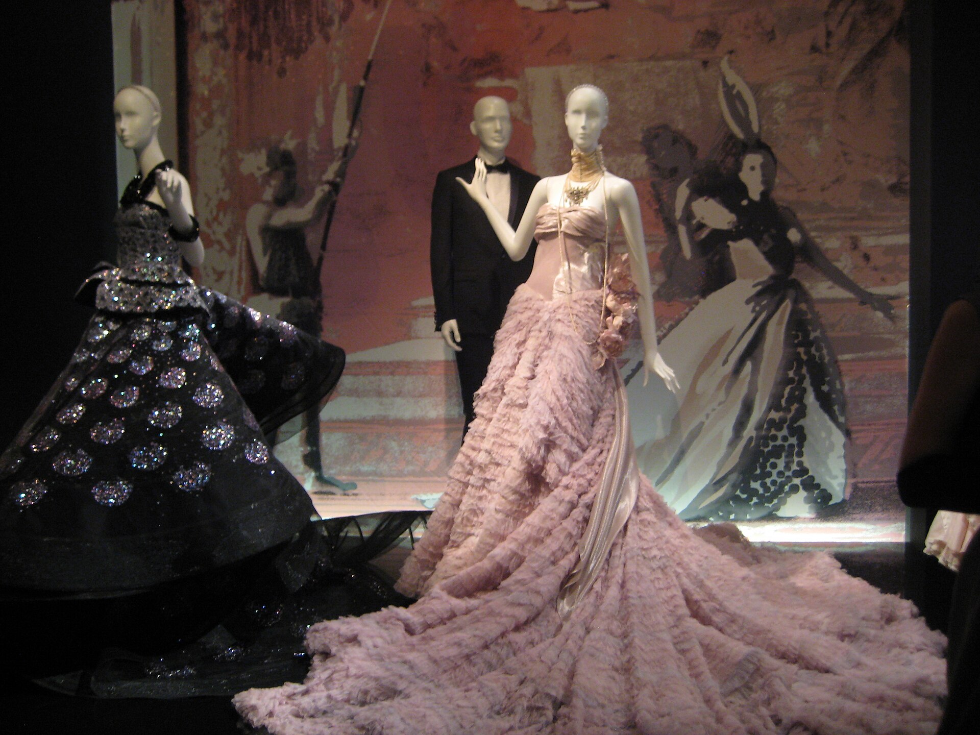 Christian_Dior_(Moscow_exhibition,_2011)_18